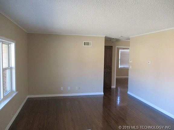 5th image of 102 W Davis Ave