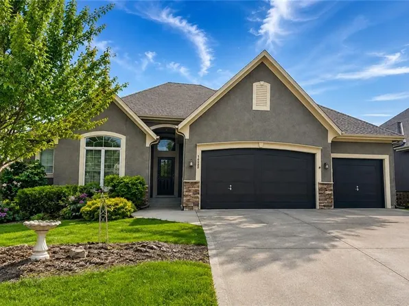 16548 S Marais Dr, Olathe, KS 66062
