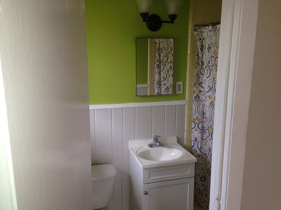 4th image of 104 E Powell Ln