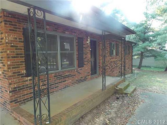 3rd image of 147 Mapleleaf Dr