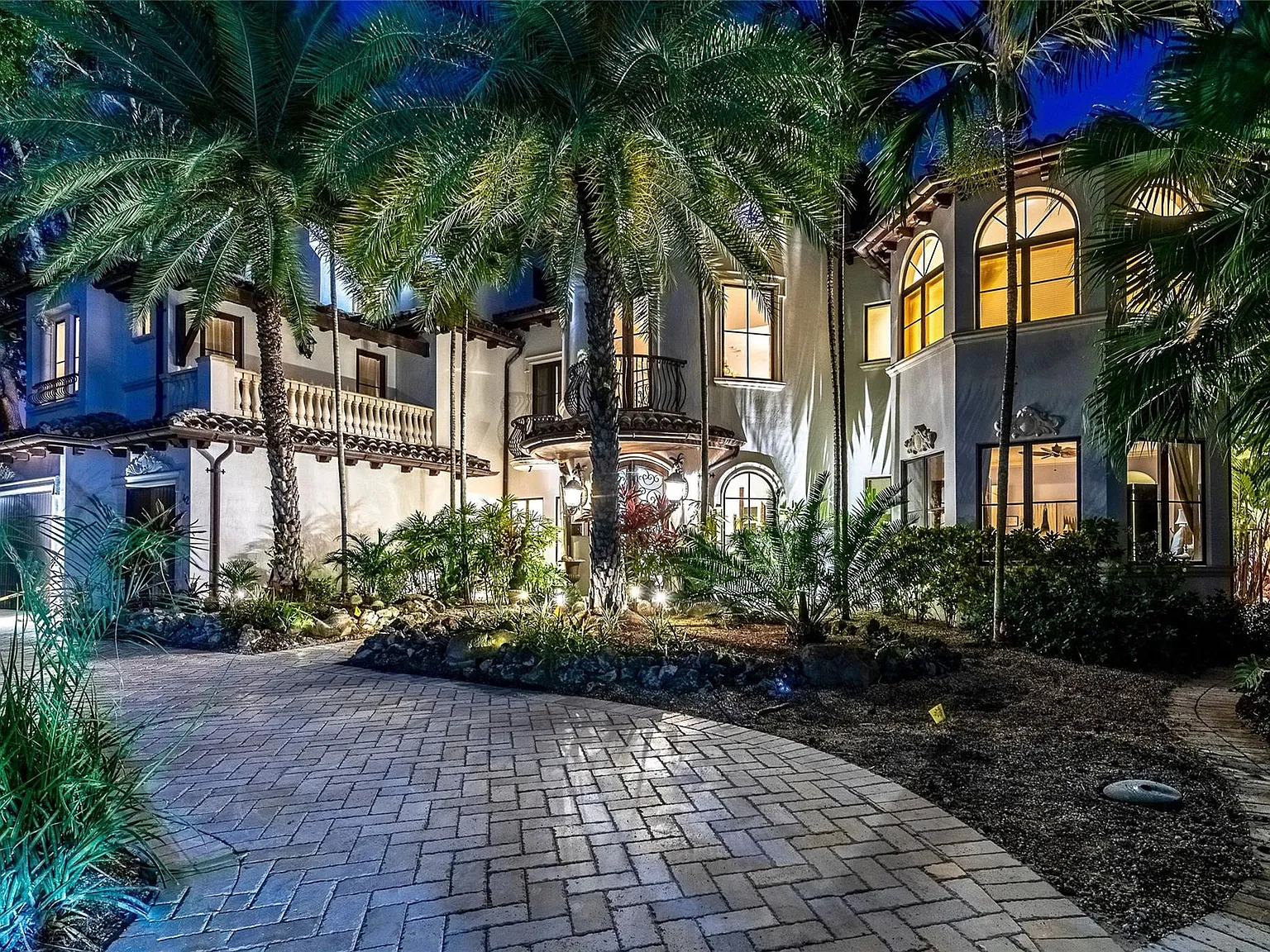 7 bed, 8.0 bath, 6883 sqft, $52,000 — Photo 1