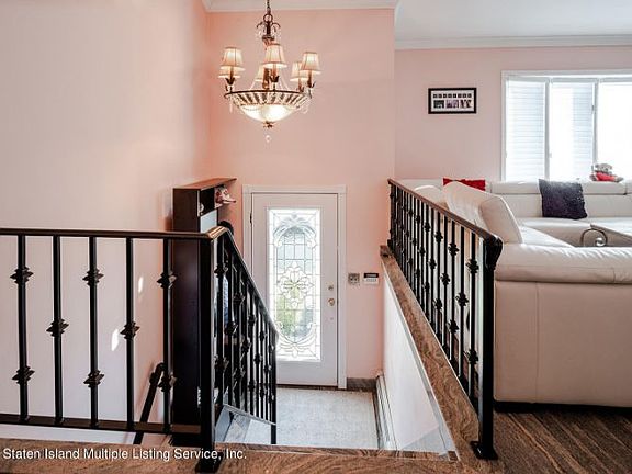 5th image of 227 Kinghorn St