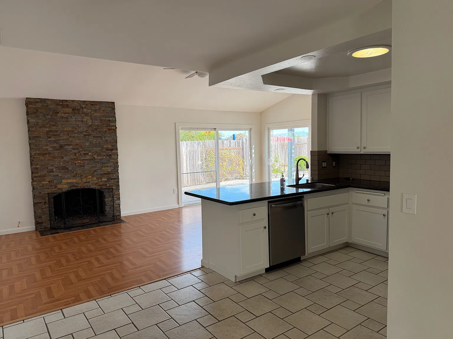 3 bed, 1370 sqft, $3,850 — Photo 3
