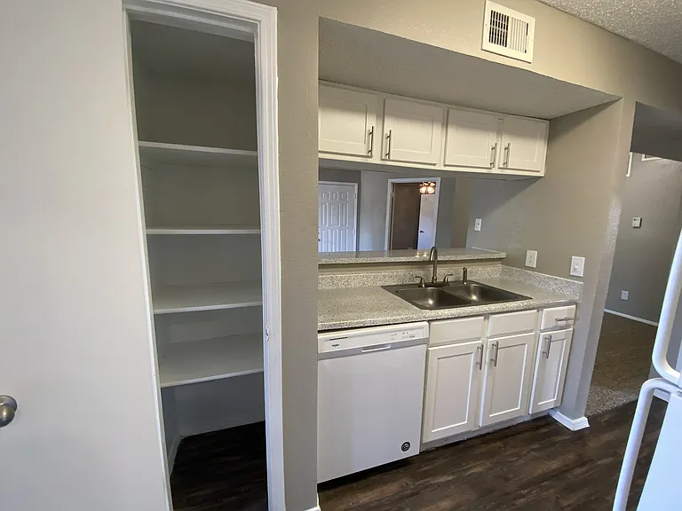 Walnut Creek Apartments — Photo 112