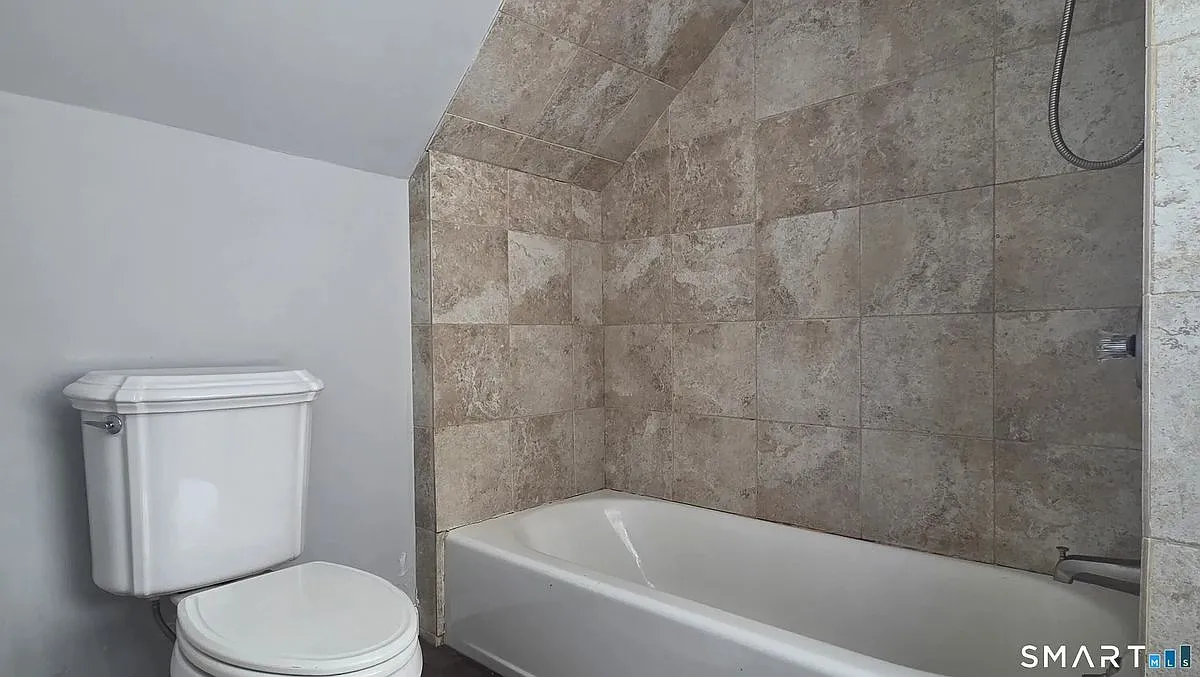 5 bed, 4.0 bath, 3158 sqft, $3,950 — Photo 2