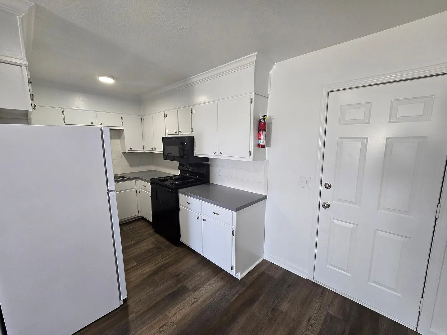 Newly Remodeled 2 Bed/1.5 Bath Apartment in Newport — Photo 4