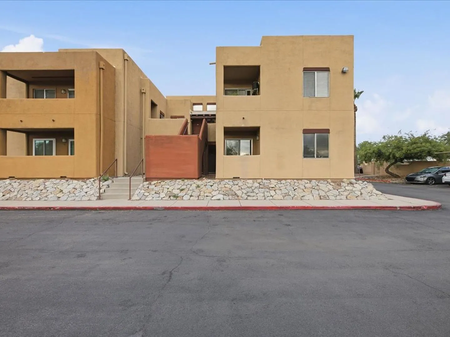 1 Bed / 1 Bath Condo - Short or Long Term Lease Available — Photo 3
