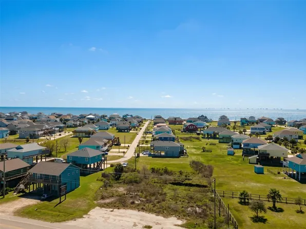 993 Gulf Rd, Crystal Beach, TX 77650