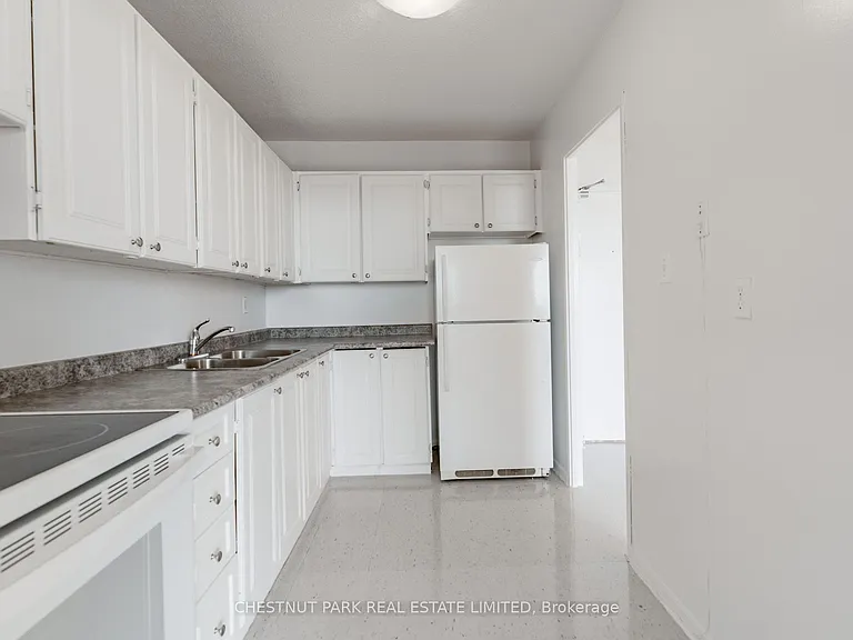 150 Lakeshore Rd W #1412 — Photo 10