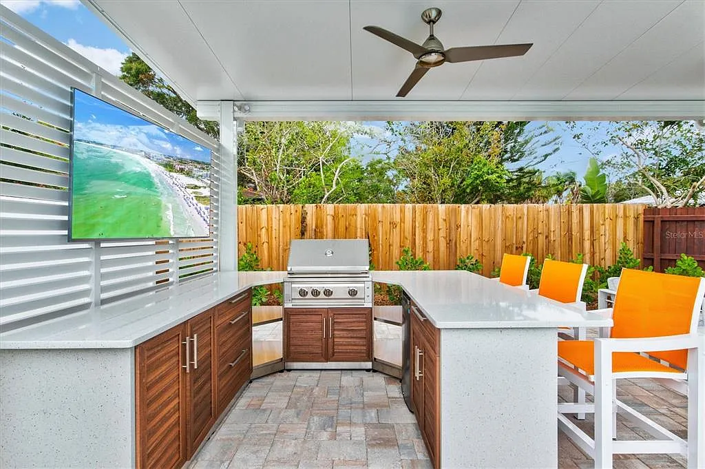 3 bed, 2.0 bath, 1376 sqft, $7,750 — Photo 3