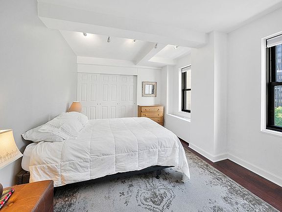 5th image of 235 E 49th St APT 10B