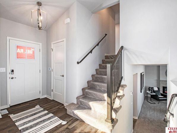 10615 Portage Dr, Papillion, NE 68046