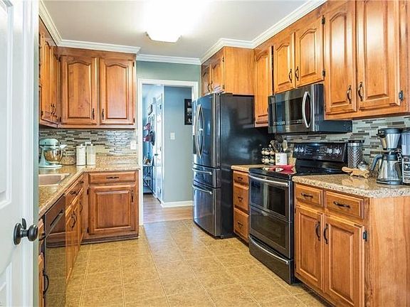 3rd image of 926 Chartwell Dr