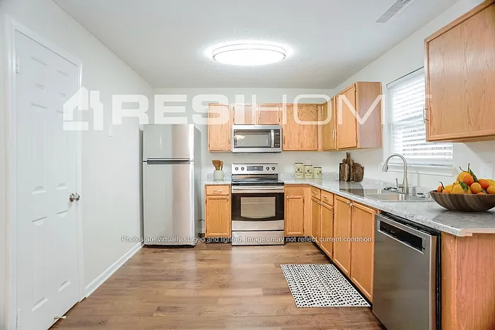 3 bed, 2.5 bath, 1936 sqft, $1,795 — Photo 2