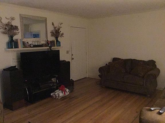 3rd image of 2615 Hackberry Ln