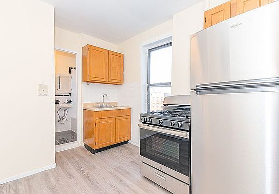 4th image of 134 Boerum St APT E3