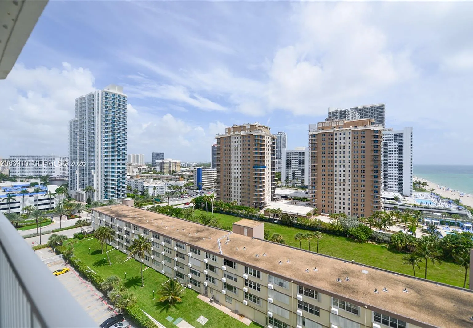 Hemispheres Condo — Photo 3