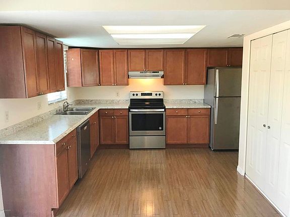 3rd image of 2100 Clay Cir