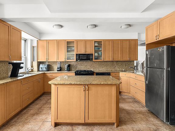 4th image of 550 Grand St APT Hgb