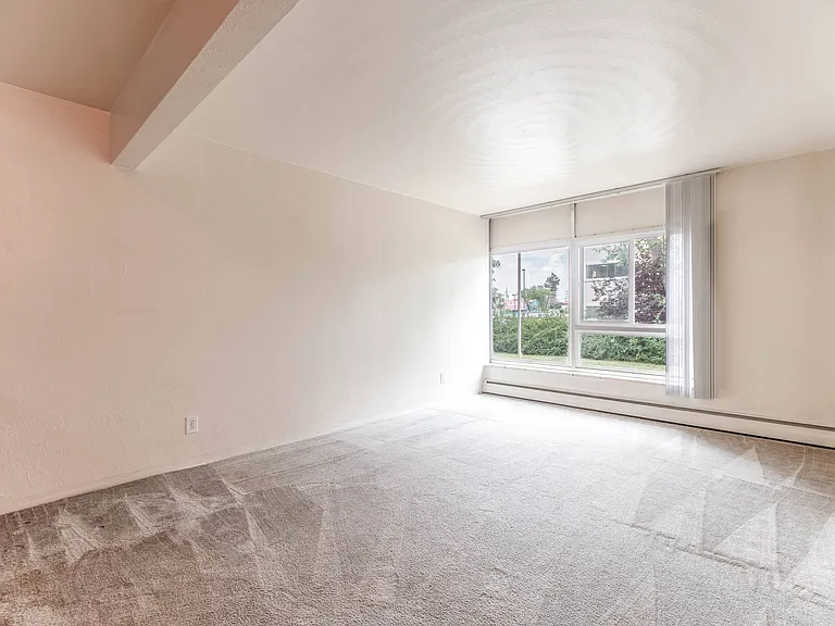 Nevada Villa Apartments — Photo 14