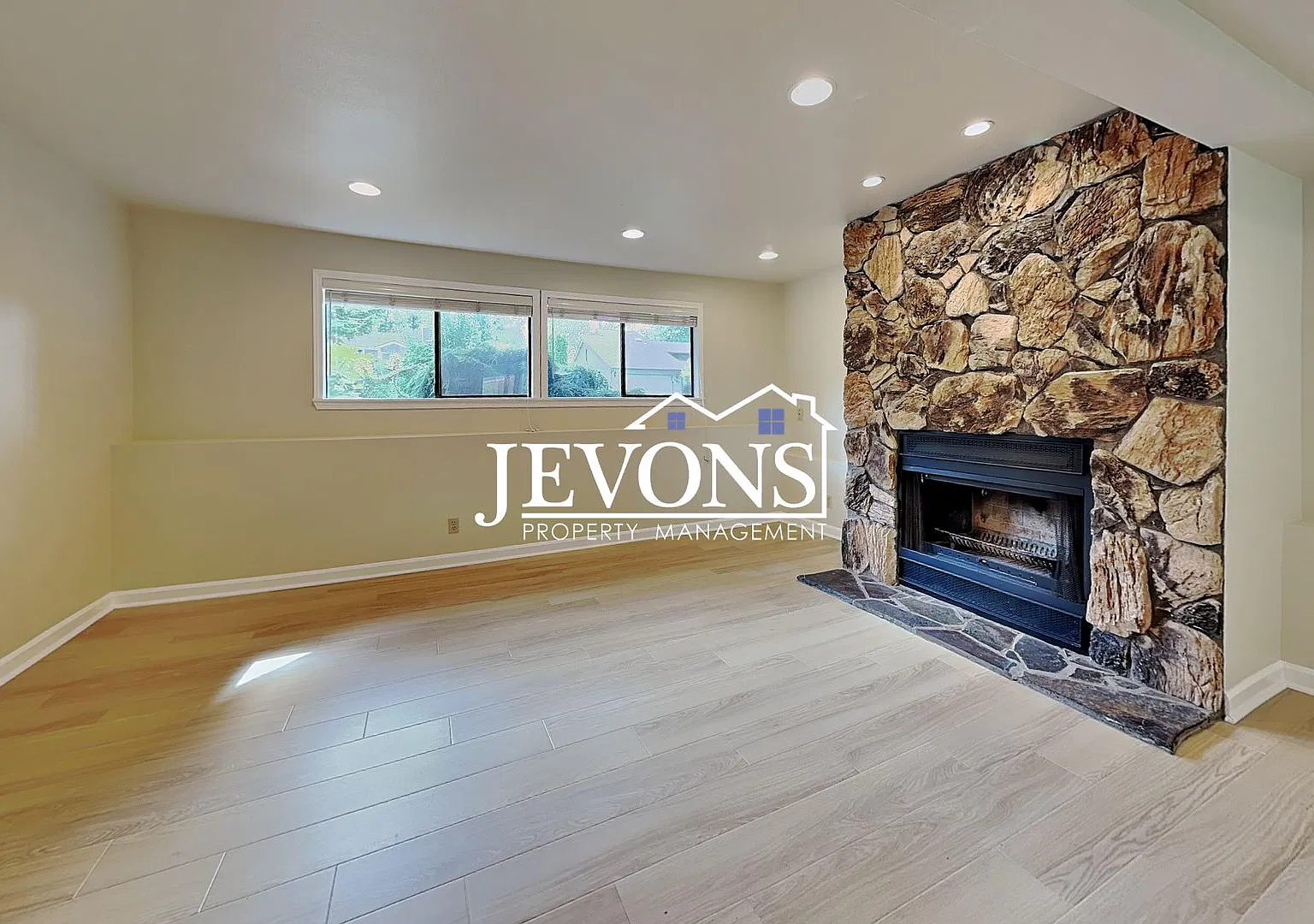 Discover Your New Home in Renton - Lawn care is provided and paid for by the owner. — Photo 2