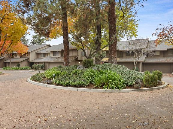4th image of 1917 Edgebrook Dr Unit D