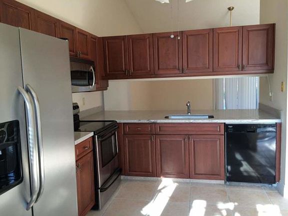 5th image of 4 Hawthorne Ln