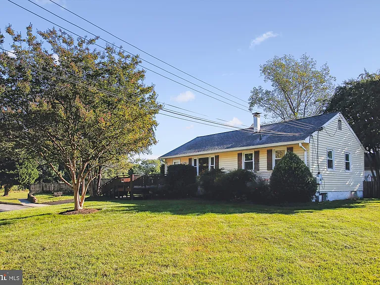 2405 Phillips Dr — Photo 3