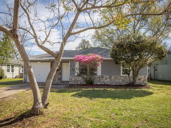 313 Evans St, Angleton, TX 77515