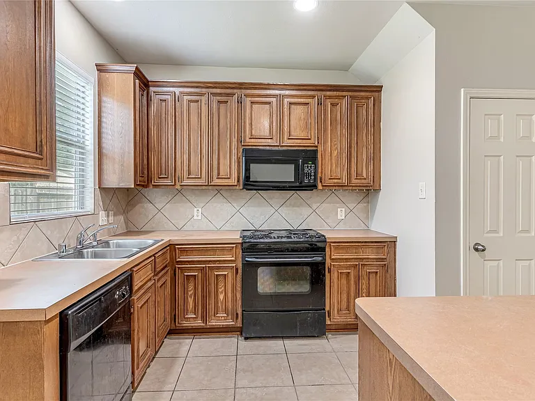 706 Woodport Ln — Photo 5
