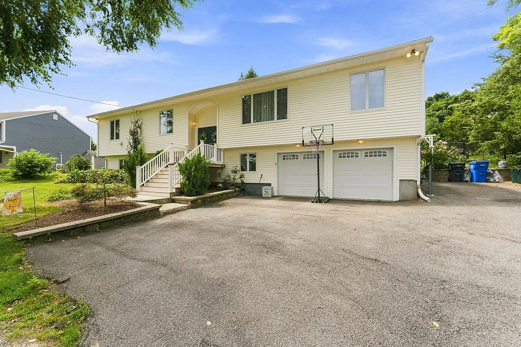 3 bed, 2.5 bath, 2712 sqft, $4,000 — Photo 1