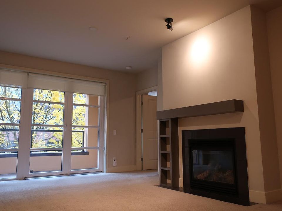 Living area - 8-1/2 foot ceilings, gas fireplace, double doo