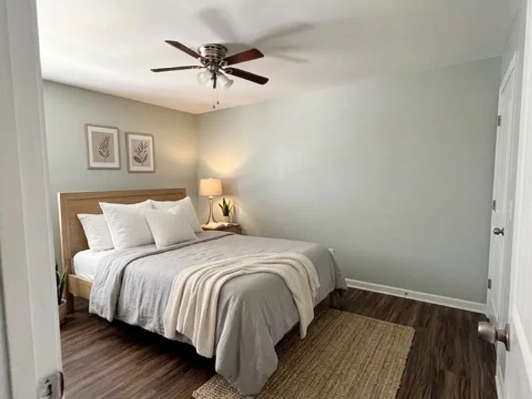 Avondale III Apartments — Photo 22