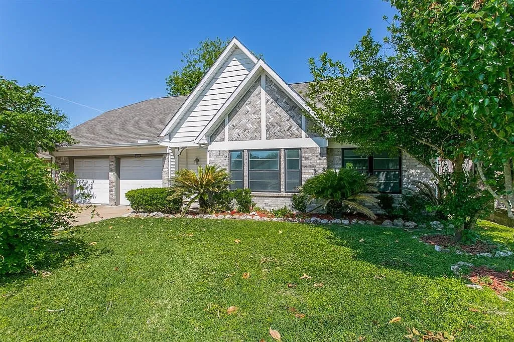 Beautifully renovated 4 bedroom home in a great subdivision — Photo 1