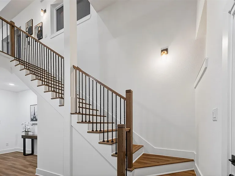 3003A Delano St — Photo 15