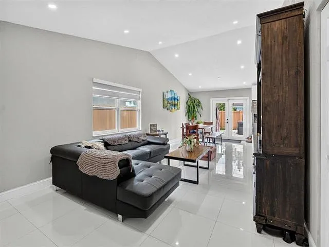 8131 NW 44th Ct — Photo 5