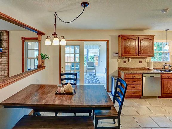 4th image of 901 Rolling Meadows Dr