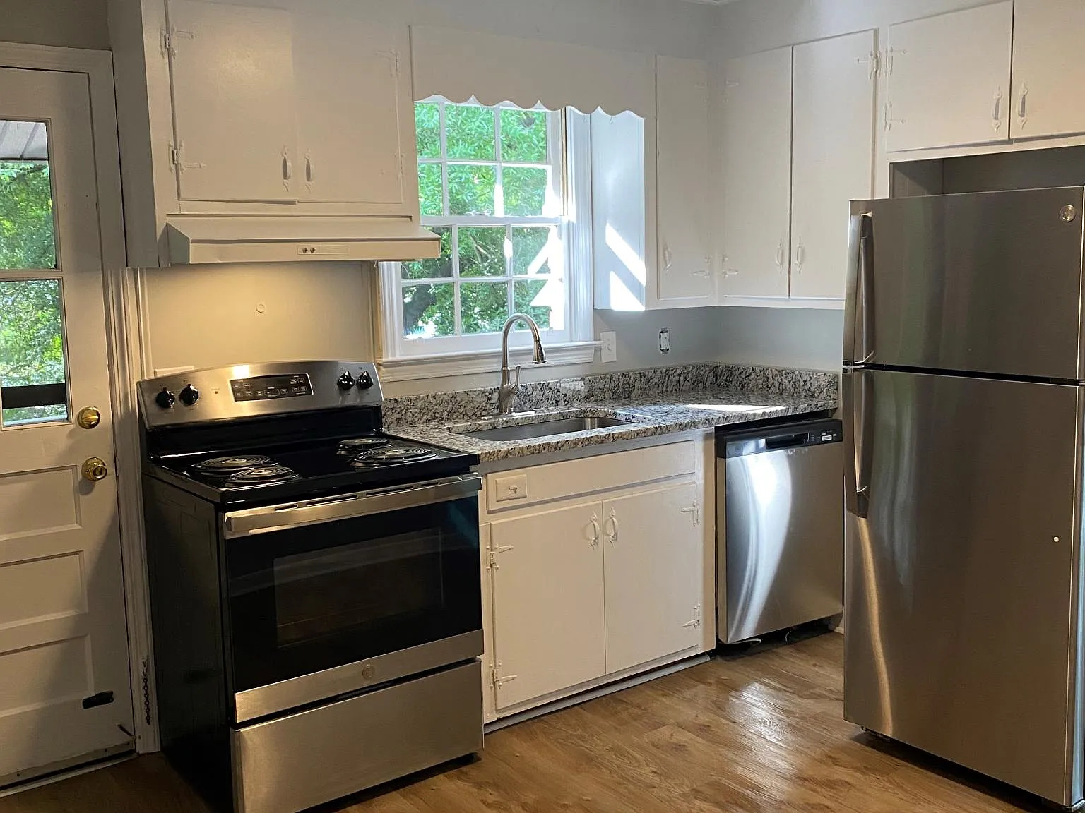 2 bed, 1040 sqft, $1,300 — Photo 3