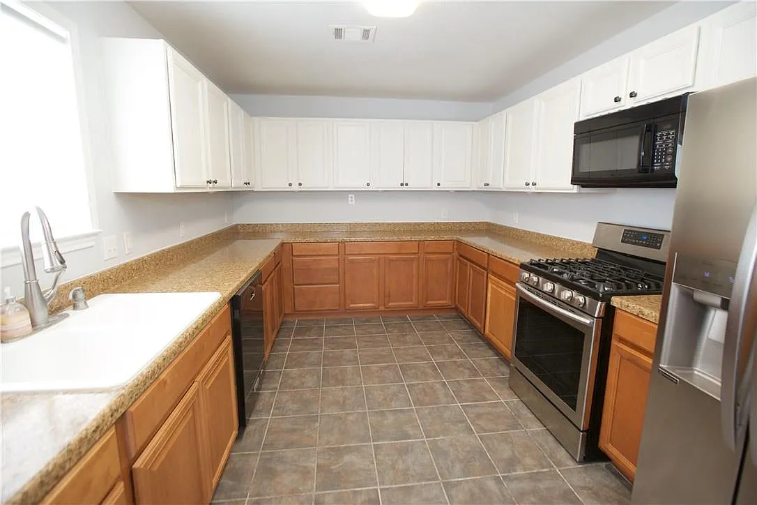 3 bed, 2.5 bath, 2212 sqft, $2,000 — Photo 4