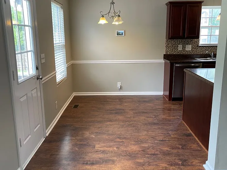 617 Niagra Ln — Photo 3
