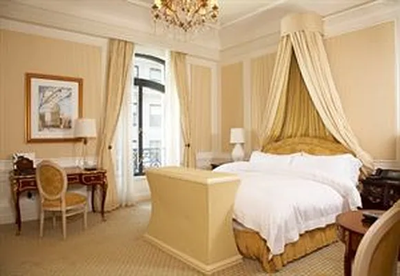 Sold by Douglas Elliman | media 27