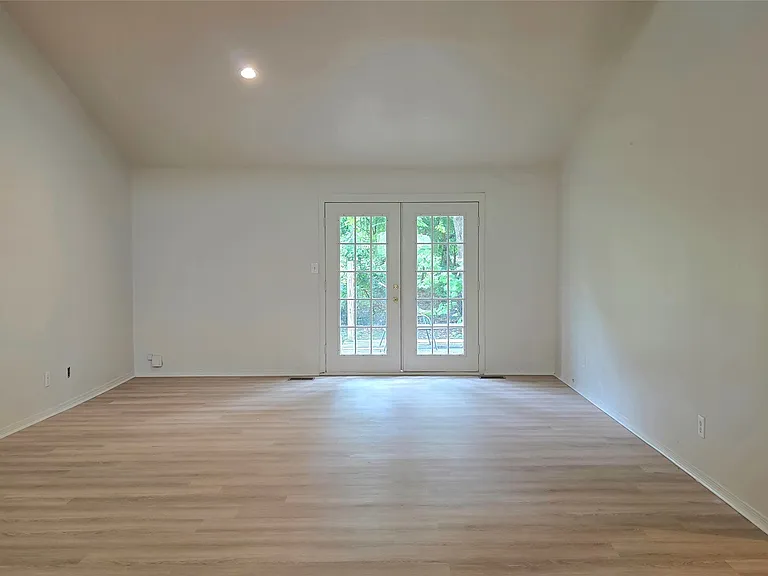 2410 W Driftwood Dr — Photo 4
