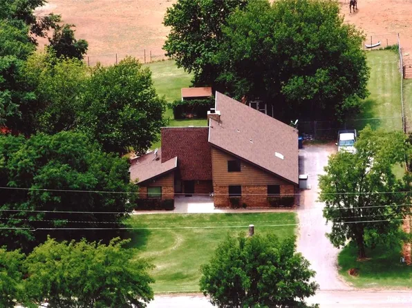 310 S 14th St, Arapaho, OK 73620