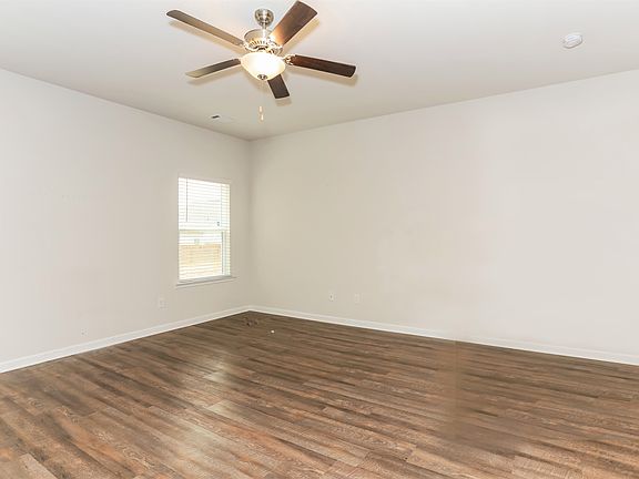 4th image of 3220 Bridgewood Dr