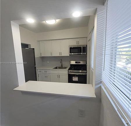 5th image of 7435 Byron Ave #7