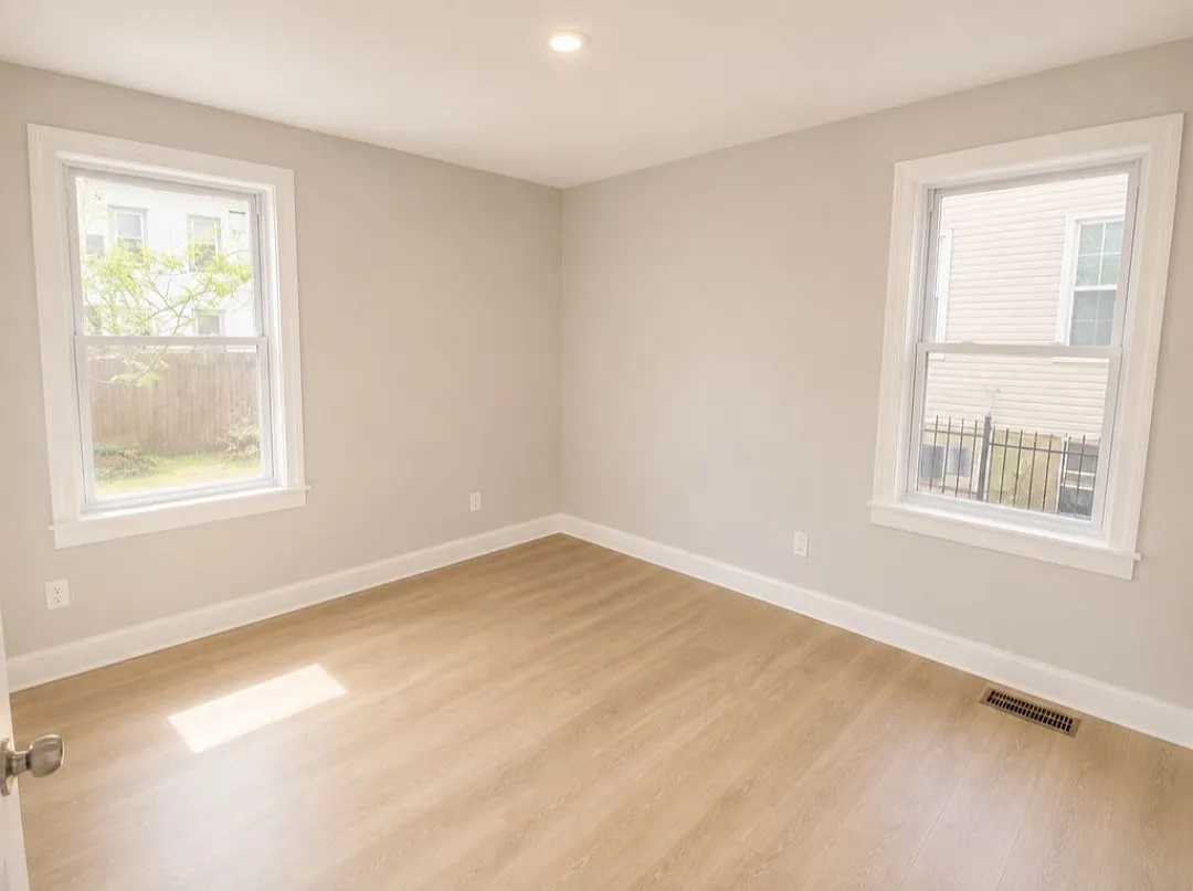 4 bed, $2,400 — Photo 2