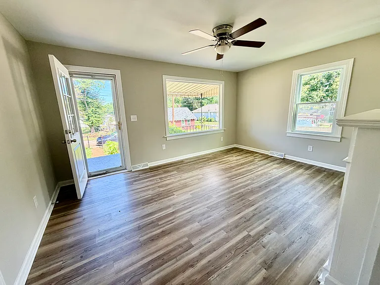 203 Sunshine Ave — Photo 2