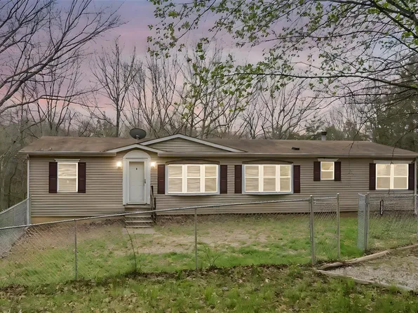 1370 Harvester Dr, Villa Ridge, MO 63089