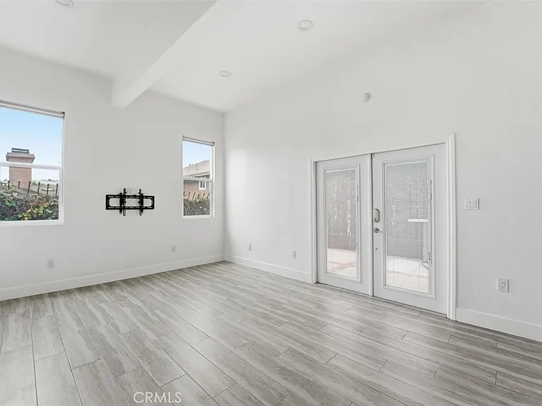 709 Warren Ln — Photo 7