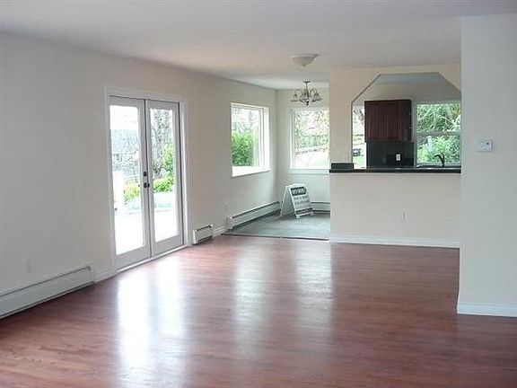 large open fam room to breakfast nook/kitchen